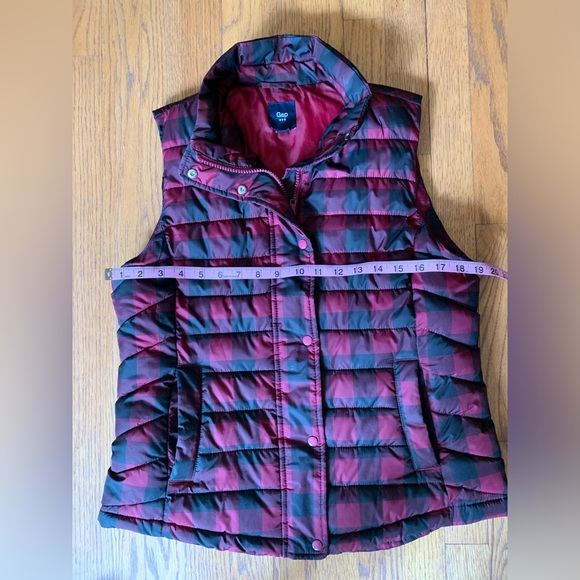 ❤️❤️GAP Red & Black Checkered Plaid Slimming Puffer Vest Size Medium❤️❤️ - Picture 7 of 10